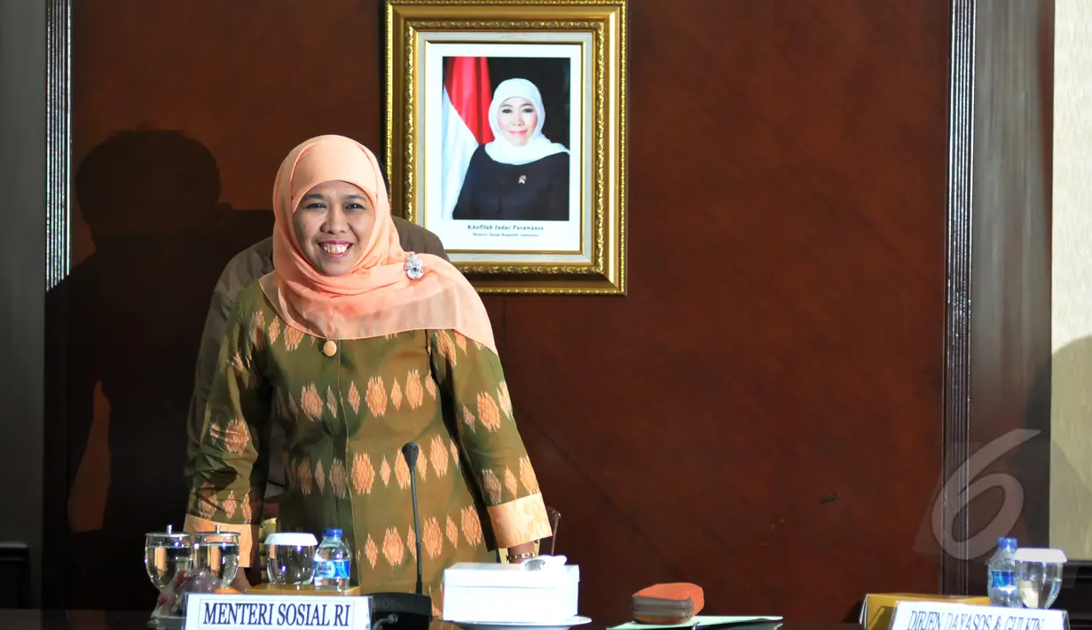 Menteri Sosial Khofifah Indar Parawansa saat tiba di ruang rapat Gedung Kementerian Sosial, Jakarta, Selasa (24/3/2015). Rapat tersebut membahas  distribusi beras miskin (raskin). (Liputan6.com/Johan Tallo)