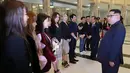 Pemimpin Korea Utara Kim Jong-Un (kanan) berbicara dengan sejumlah bintang K-pop dan musisi dari Korea Selatan di East Pyongyang Grand Theatre, Korea Utara (4/1). (AFP Photo/KCNA)