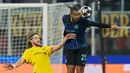 Di babak kedua, I Nerazzurri masih mempertahankan tempo permainannya. Tampak dalam foto, pemain Inter Milan, Manuel Akanji (kanan) berebut bola dengan Kasper Hogh dari Bodo/Glimt selama pertandingan babak playoff Liga Champions 2025-2026 di stadion San Siro, Italia, Selasa 24 Februari 2026 waktu setempat atau Rabu (25/2/2026) dini hari WIB. (AP Photo/Luca Bruno)