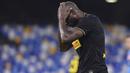 Striker Inter Milan, Romelu Lukaku, tertunduk lesu usai ditahan imbang Napoli pada laga Coppa Italia di San Paolo, Minggu (14/5/2020). Kedua tim bermain imbang 1-1. (AP/Cafaro)