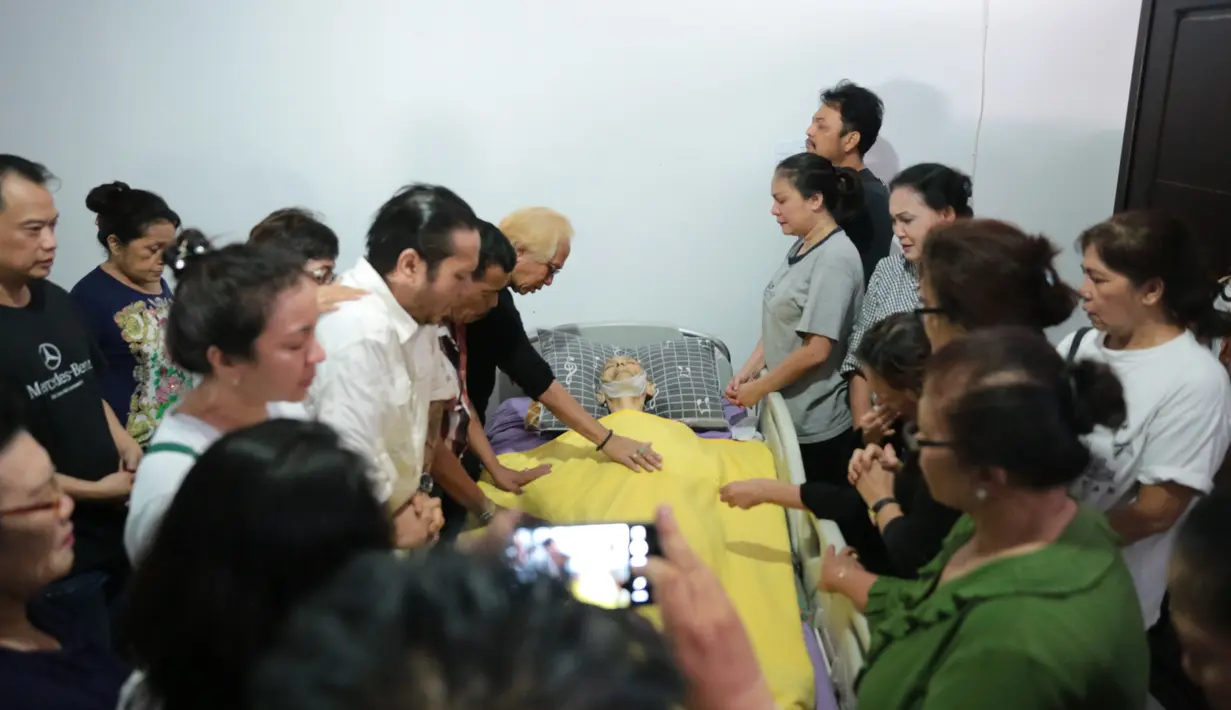 Dari rumah duka yang terletak di kawasan Larangan, Ciledug, Tangerang Selatan, jenazah Benny Panjaitan atau Benny Panbers terlihat akan diberangkatkan ke rumah duka di RS Dharmais, Jakarta Barat. (Adrian Putra/Bintang.com)