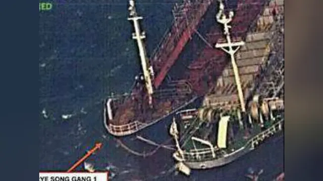 Foto yang mengklaim pemindahan minyak dari kapal China ke kapal Korea Utara. (US Office of Foreign Assets Control)