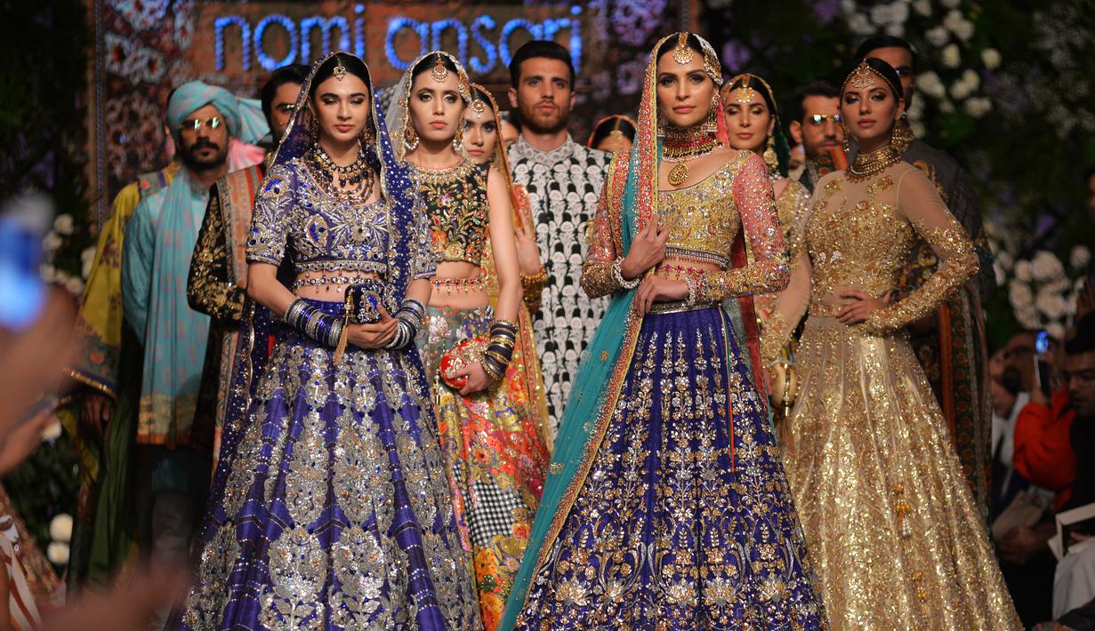 Para model mengenakan pakaian tradisional Pakistan rancangan desainer Nomi Ansari selama peragaan busana yang digelar oleh Loreal Paris Pakistan Fashion Design Council di Lahore, Selasa (4/9). (AP Photo / K.M Chaudary)