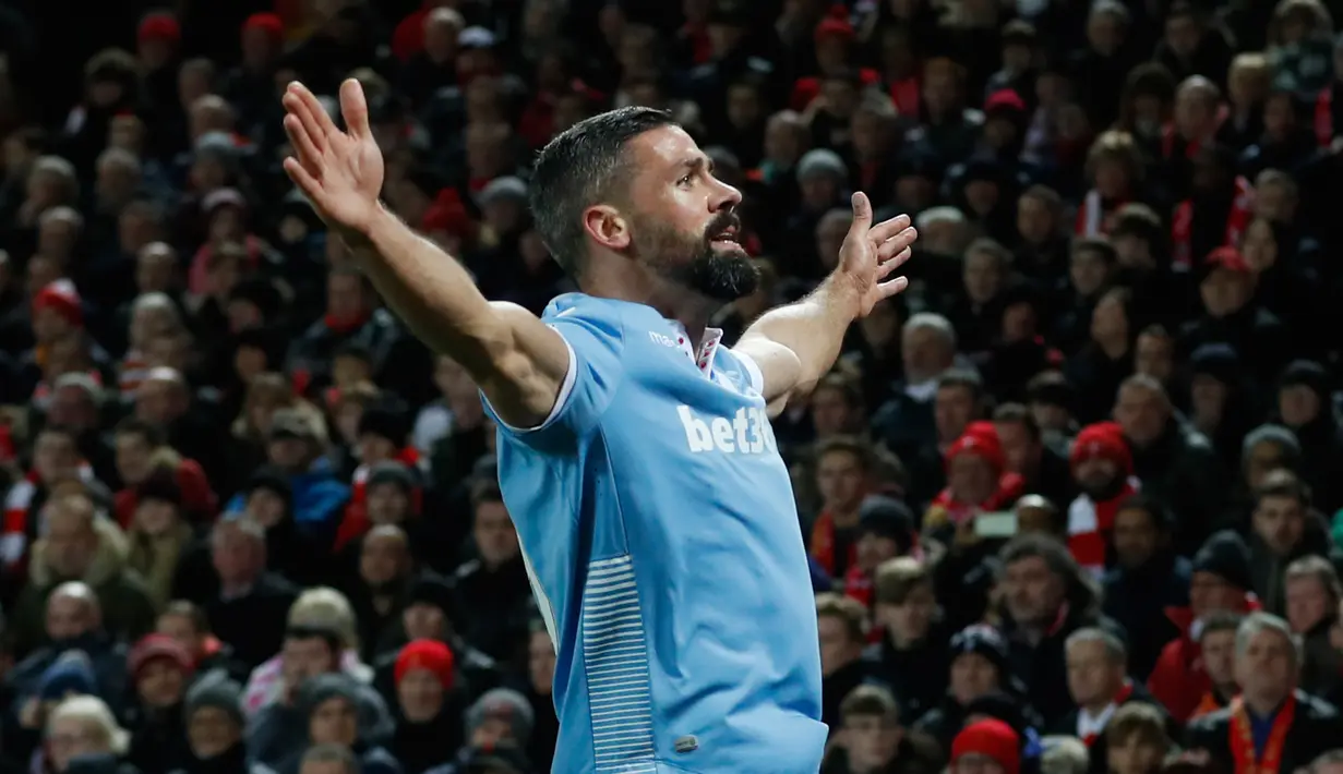 Penyerang Stoke City, Jonathan Walters melakukan selebrasi usai mencetak gol ke gawang Liverpool pada pertandingan Liga Inggris di Anfield, Liverpool, (28/12). Liverpool menang telak atas Stoke dengan skor 4-1. (Reuters/Carl Recine)