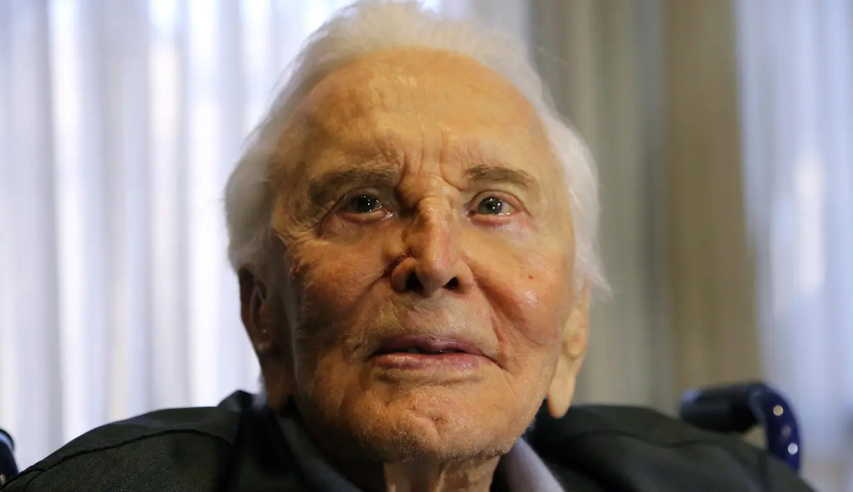 Aktor Hollywood Kirk Douglas di Los Angeles, Amerika Serikat, 4 Mei 2017. Meninggalnya Kirk Douglas diumumkan langsung oleh putranya, aktor Michael Douglas. (AP Photo/Reed Saxon, File)