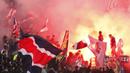 Para suporter PSG menyalakan flare merayakan kemenangan atas Nice pada laga Ligue 1 Prancis di Stadion Parc des Princes, Paris, Jumat (27/10/2017). PSG menang 3-0 atas Nice. (AFP/Michel Euler)