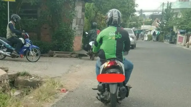 6 Momen Kocak Ojek Online saat Pakai Jaket, Bikin Tepuk Jidat
