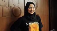Cindy Fatikasari berperan sebagai ibu dari anak beerkebutuhan khusus di film 'My Idiot Brother', Jakarta, Senin (29/9/2014) (Liputan6.com/Faisal R Syam)