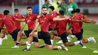 Pemain Timnas Indonesia, Jordi Amat (tengah) dan Shayne Pattynama (kiri), saat sesi latihan menjelang laga FIFA Matchday melawan Timnas Argentina di Stadion Utama Gelora Bung Karno (SUGBK), Jakarta, Minggu (18/06/2023). (Bola.com/Bagaskara Lazuardi)