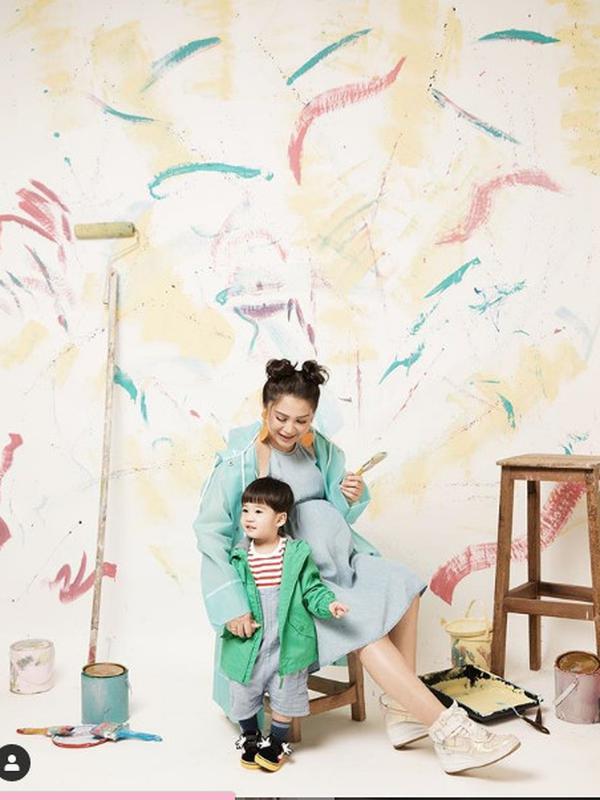 Di foto ini, Putri Titian ingin menikmati masa terakhir Iori menjadi anak tunggal. (dok. Instagram @putrititian/https://www.instagram.com/p/BubNg-DnriE/Esther Novita Inochi)
