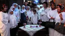Acara ditutup dengan sesi foto bersama yang semakin menambah keakraban antara Raisa dengan para fans-nya, Jakarta, Jumat (18/7/14). (Liputan6.com/Faisal R Syam)