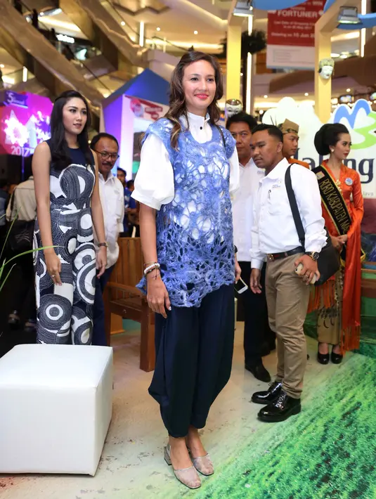 "Saya ingin mengunjungi destinasi surfing yang ada di selatan Kabupaten Malang. Sepertinya itu tempat yang menantang bagi saya," ucap Nadine Chandrawinata. (Nurwahyunan/Bintang.com)