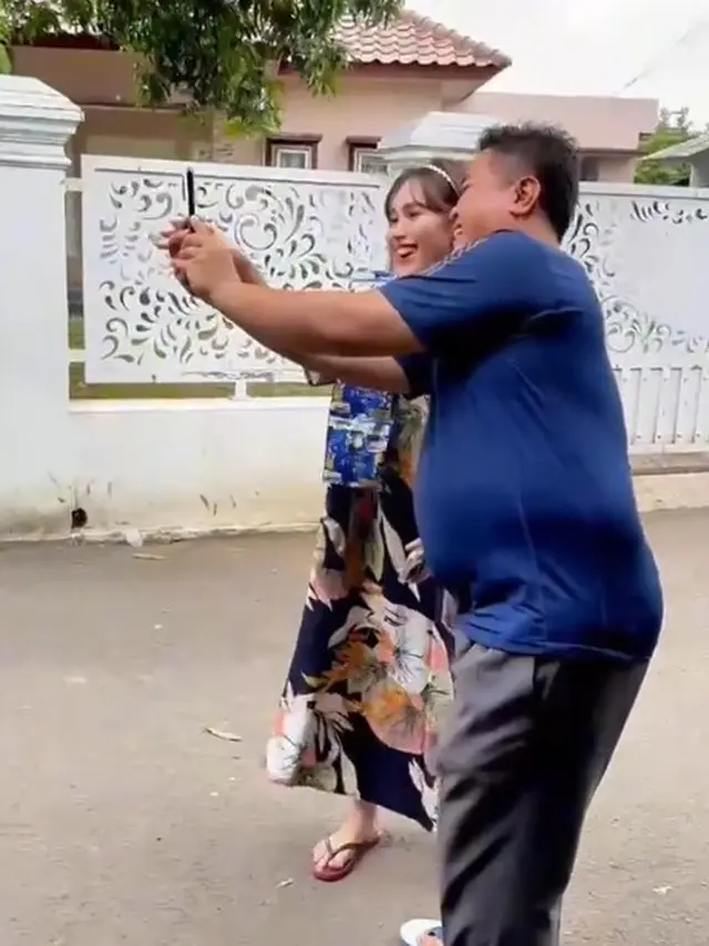 Ayu Ting Ting berdaster dan sandal jepit (TikTok/t.amagoci)