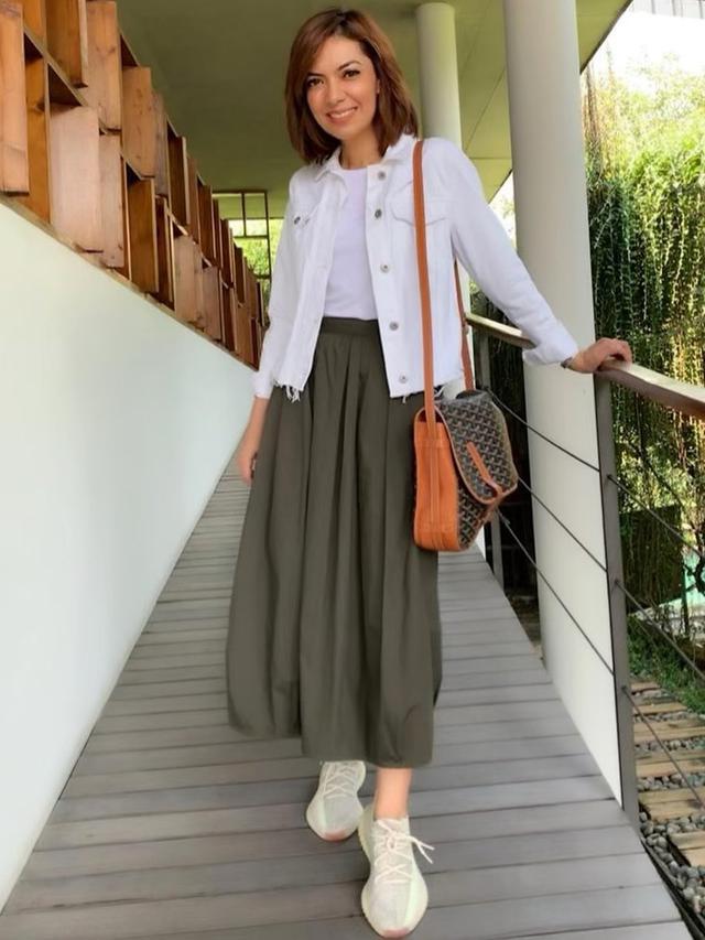 Kerap Tampil Formal, Ini 6 Gaya Santai Najwa Shihab Saat Pakai Sneaker