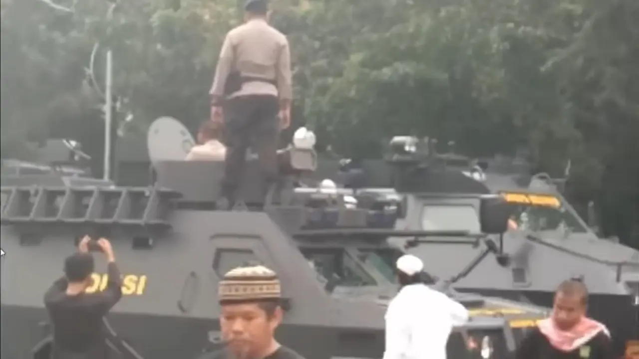 Pendemo Ahok Dibuat Merinding oleh Suara Azan Anggota Brimob Ini