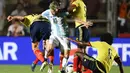 Striker Argentina, Lionel Messi, dijaga ketat para pemain Kolombia pada laga kualifikasi Piala Dunia 2018 zona CONMEBOL di Estadio San Juan del Bicentenario, Selasa (15/11/2016). (AFP/Eitan Abramovich)