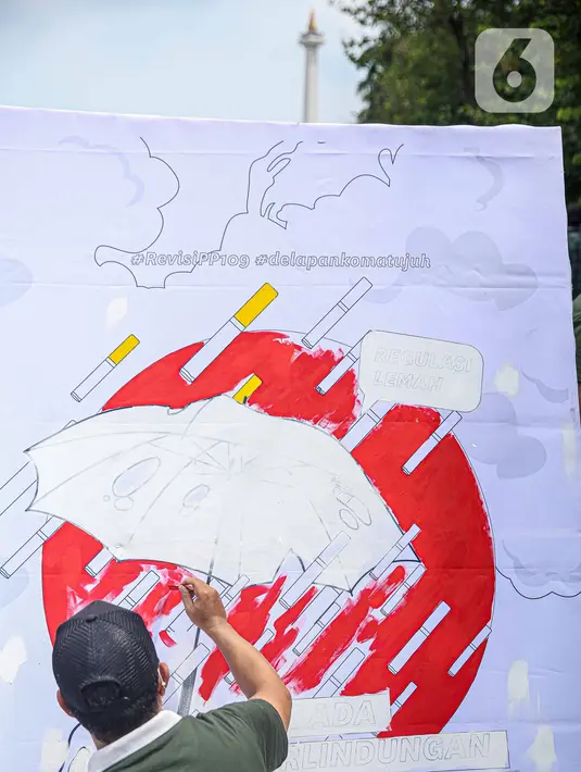 Seorang yang tergabung dalam Koalisi Masyarakat Peduli Kesehatan (KOMPAK) melukis saat menggelar aksi #ParadeMural di kawasan Patung Arjuna Wijaya, Jakarta, Rabu (17/11/2021). Aksi juga dilakukan untuk menyambut Hari Kesehatan Nasional 2021. (Liputan6.com/Faizal Fanani)