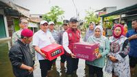 Pastikan Penyaluran Bantuan Berjalan Baik, Gus Ipul Ikut Nyemplung Temui Korban Banjir Semarang