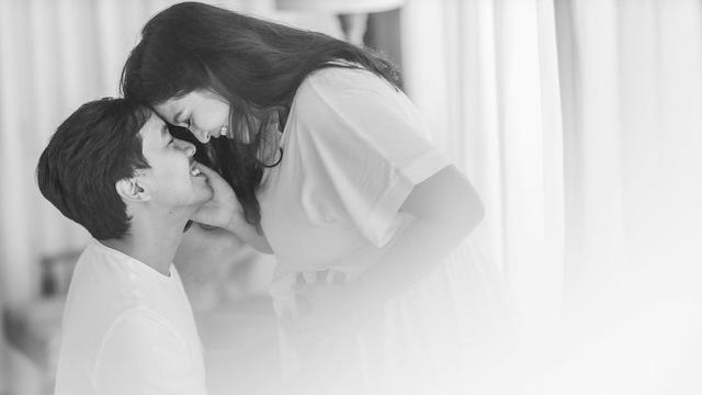 Pemotretan Dadakan, Ini 6 Potret Maternity Shoot Caca Tengker yang Unik