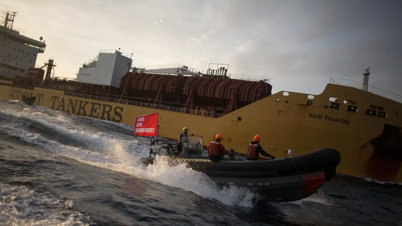 Kapal Stolt Tenacity (belakang) yang dikabarkan menahan enam aktivis Greenpeace, salah satunya, WNI asal Sulawesi, sejak 17 November 2018 (sumber: Greenpeace)