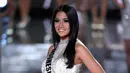 Puteri Indonesia 2015 Anindya Kusuma Putri berpose di atas panggung ajang Miss Universe 2015 di The AXIS Las Vegas, AS, Minggu (20/12). Kontestan asal Indonesia itu berhasil masuk ke-15 besar. (Ethan Miller/Getty Images/AFP)