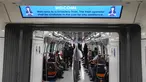 Sebuah tanda menyambut penumpang ke kereta metro tanpa pengemudi pertama India saat peresmiannya di New Delhi, Senin (28/12/2020). Kereta tanpa pengemudi itu akan beroperasi di jalur magenta sepanjang 38 kilometer di ibu kota India yang menghubungkan 25 stasiun metro. (Sajjad HUSSAIN/AFP)