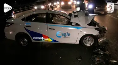 Sebuah Taksi ringsek menabrak pembatas jalan tol dalam kota. Kecelakaan tunggal ini terjadi karena kendaraan di depannya mengerem mendadak