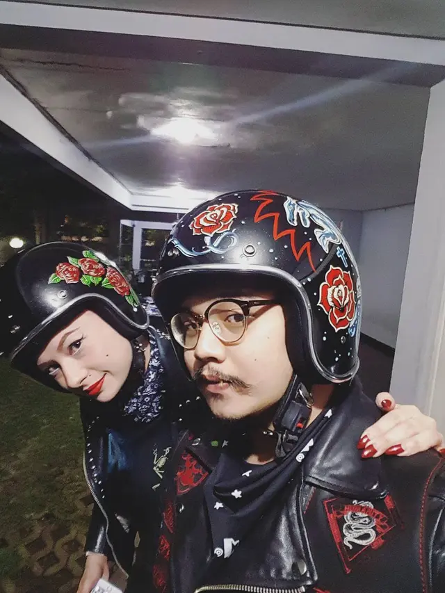 Romantis, 6 Momen Pasangan Seleb Boncengan Naik Sepeda Motor Ini Bikin Baper