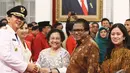 Ketua Umum PDIP Megawati Soekarnoputri memberikan ucapan selamat kepada Basuki Tjahaja Purnama usai acara pelantikan Gubernur di Istana Negara, Rabu (19/11/2014). (Liputan6.com/Faizal Fanani)