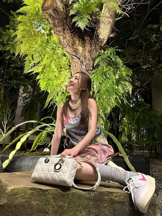 Sandara Park tampil chic mengenakan silk dress multicolor dipadu tas Dior Small Lady D-Joy warna putih. [Dior].