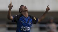 Striker PSIS, Aldaeir Makatindu, merayakan gol yang dicetaknya ke gawang Martapura FC pada laga perebutan tempat ketiga Liga 2 di Stadion GBLA, Bandung, Selasa (28/11/2017). PSIS menang 6-4 atas Martapura FC. (Bola.com/Vitalis Yogi Trisna)