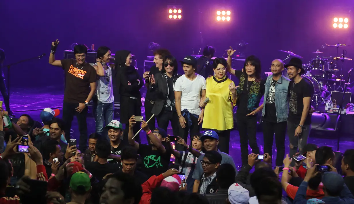 "Perenungan sekarang,32 tahun nggak hanya di studio. Tapi kita ingin menjangkau dari sabang sampai marauke. Kami ingin mengajak Slankers untuk kembali mengingat perjalanan Slank," ujar Bimbim di TVRI, Senayan Sabtu (26/12/2015). (Nurwahyunan/Bintang.com)