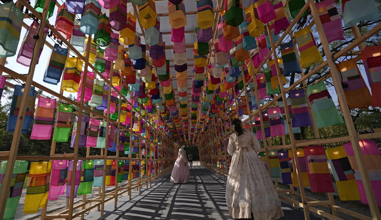 Pengunjung yang mengenakan masker untuk membantu mengekang penyebaran COVID-19 berjalan melewati lentera pada Festival Budaya Kerajaan di Istana Gyeongbok, Seoul, Korea Selatan, Selasa (19/10/2021). Istana Gyeongbok adalah salah satu landmark terkenal di Korea Selatan. (AP Photo/Lee Jin-man)
