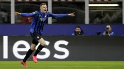 Gelandang Atalanta, Josip Ilicic berselebrasi usai mencetak gol ke gawang Valencia pada pertandingan leg pertama babak 16 besar Liga Champions di stadion San Siro di Milan, Italia, Rabu, (19/2/2020). Atalanta menang telak atas Valencia 4-1.  (AP Photo/Luca Bruno)