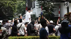 Bakal Calon Presiden, Prabowo Subianto berdiri di atas mobilnya dalam perjalanan menuju Gedung KPU RI, Jakarta, Jumat (10/8). Ketua Umum Gerindra Prabowo Subianto berangkat ke KPU untuk mendaftarkan diri sebagai capres. (Liputan6.com/Herman Zakharia)