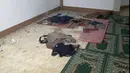 Pakaian dan sajadah dengan noda darah terlihat di sebuah masjid setelah serangan granat di Zamboanga, Filipina, Rabu (30/1). Akibat serangan granat tersebut, dua orang tewas dan empat lainnya luka-luka. (WESMINCOM Armed Forces of the Philippines via AP)