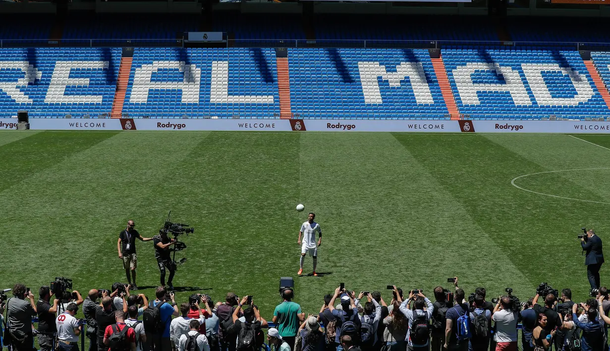 Penyerang Real Madrid Rodrygo Goes memainkan bola saat dirinya diperkenalkan secara resmi di Stadion Santiago Bernabeu, Madrid, Spanyol, Selasa (18/6/2019). Pemain asal Brasil tersebut secara resmi telah bergabung dengan Real Madrid. (AP Photo/Manu Fernandez)