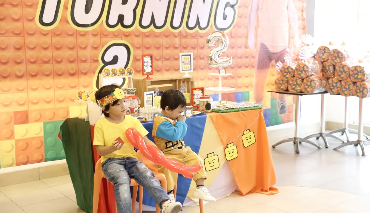 "Kami hanya mengundang saudara, ada anak yayasan terus sama orang yang dekat saja di Cibubur. Karena ini hari Senin juga, jam macet, ya sudah  lah kita undang yang dekat-dekat saja," tutur Anji.  (Galih W. Satria/Bintang.com)