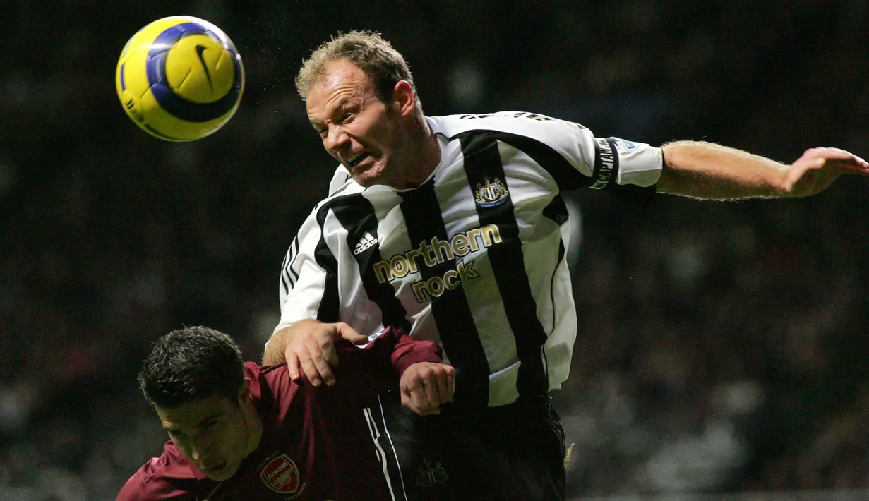 Alan Shearer merupakan top skor sepanjang masa di Liga Inggris dengan mencetak 260 gol. Gol ke-100nya di Liga Inggris dicetak kala penampilannya yang ke-124. Semua gol yang ia lesatkan diciptakan bersama Blackburn Rovers dan Newcastle United. (Foto: AFP/Martyn Harrison)