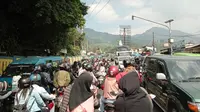 Jalan Raya Puncak Bogor, Jawa Barat mengalami kemacetan parah pada Minggu (11/6/2023). (Liputan6.com/ Achmad Sudarno)
