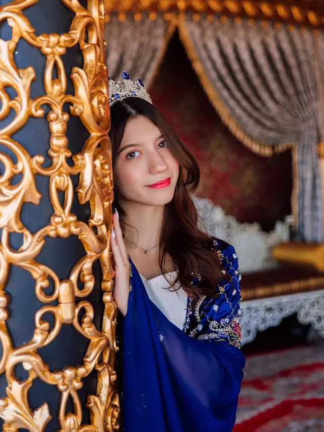 5 Potret Cassandra Lee Pakai Busana Putri Kerajaan Turki, Memesona