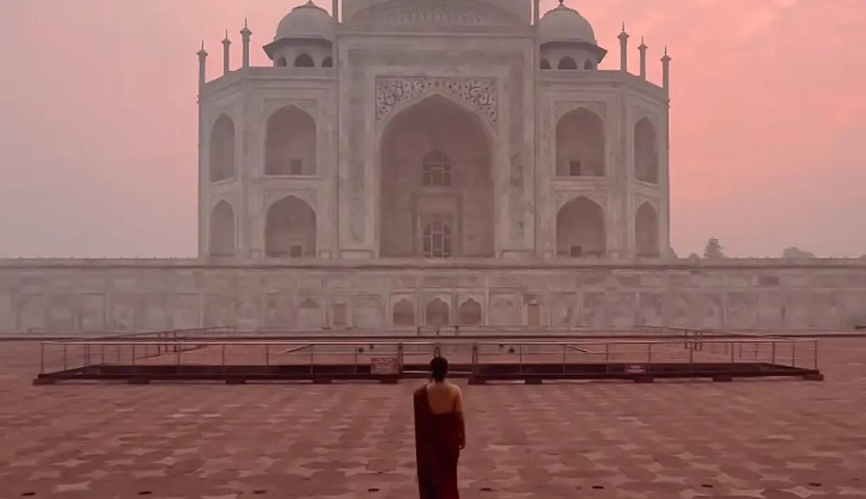Berada di Taj Mahal, meski tidak menampakan wajahnya. Ia terlihat mengenakan busana khas perempuan India.  [@arieltatum]