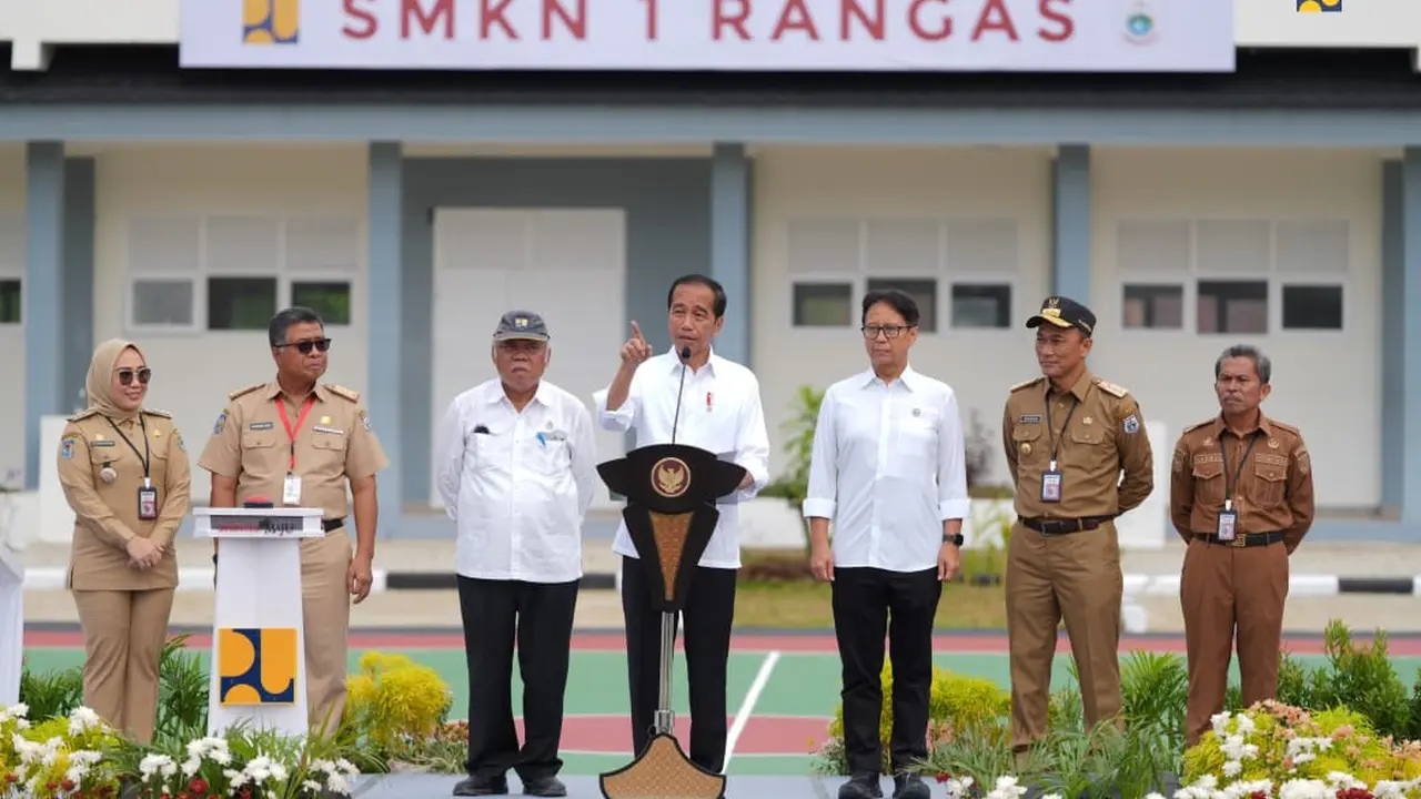Presiden Joko Widodo (Jokowi) meresmikan sejumlah fasilitas kesehatan, pendidikan, hunian, berikut infrastruktur permukiman yang diperbaiki pasca bencana Sulawesi Barat pada 2021 silam.