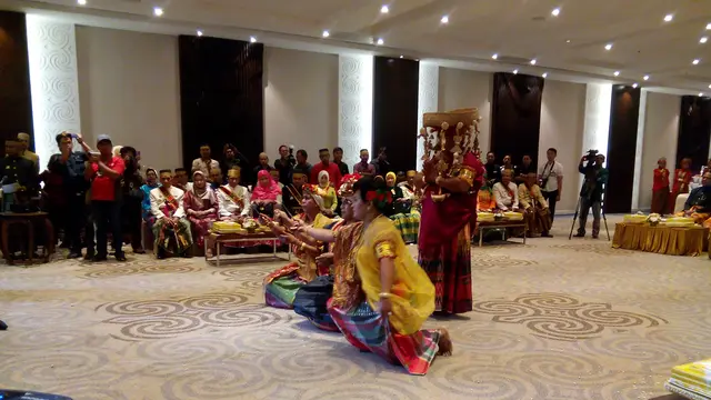 Gelar dari Kerajaan Bone untuk Kapolri dan Tarian Waria Pilihan