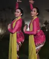 Keduanya pun saat menari Jaipong bak pinang dibelah dua mengenakan kebaya brokat warna pink lengan panjang. [@happysalma]