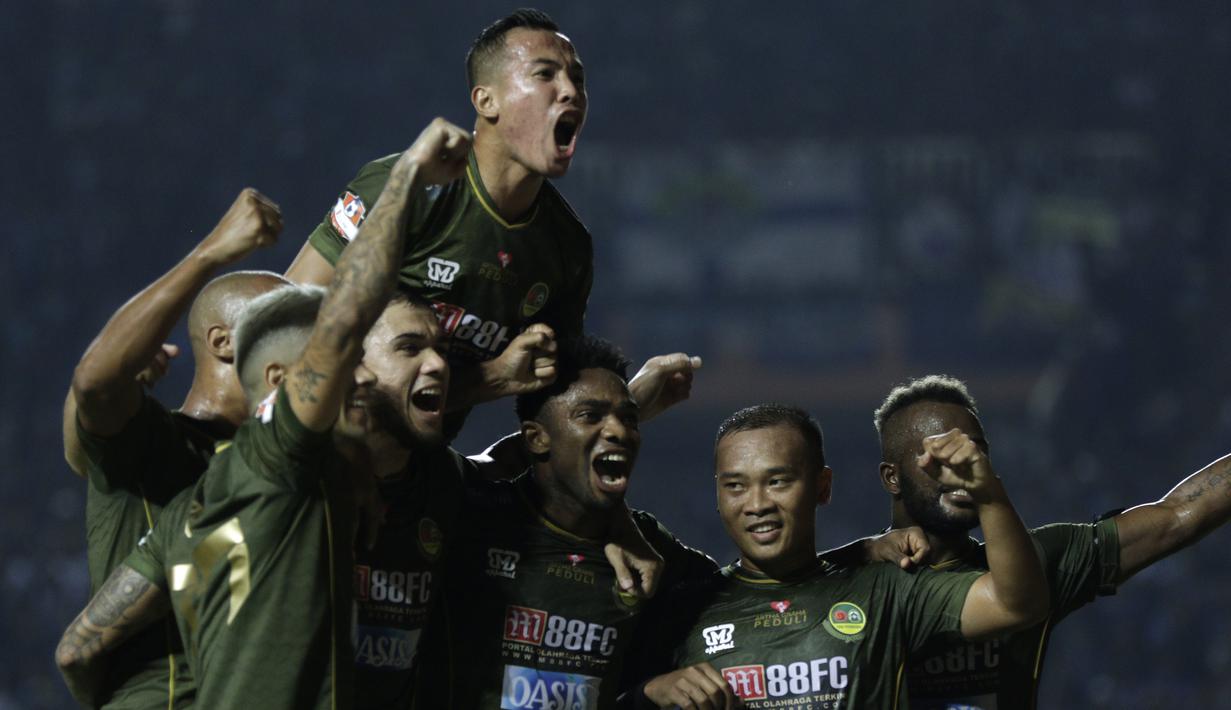 Pemain Tira Persikabo merayakan gol yang dicetak Osas Saha ke gawang Persib Bandung pada laga Shopee Liga 1 di Stadion Pakansari, Bogor, Sabtu (14/9). Tira Persikabo bermain imbang 1-1 atas Persib Bandung. (Bola.com/Yoppy Renato)