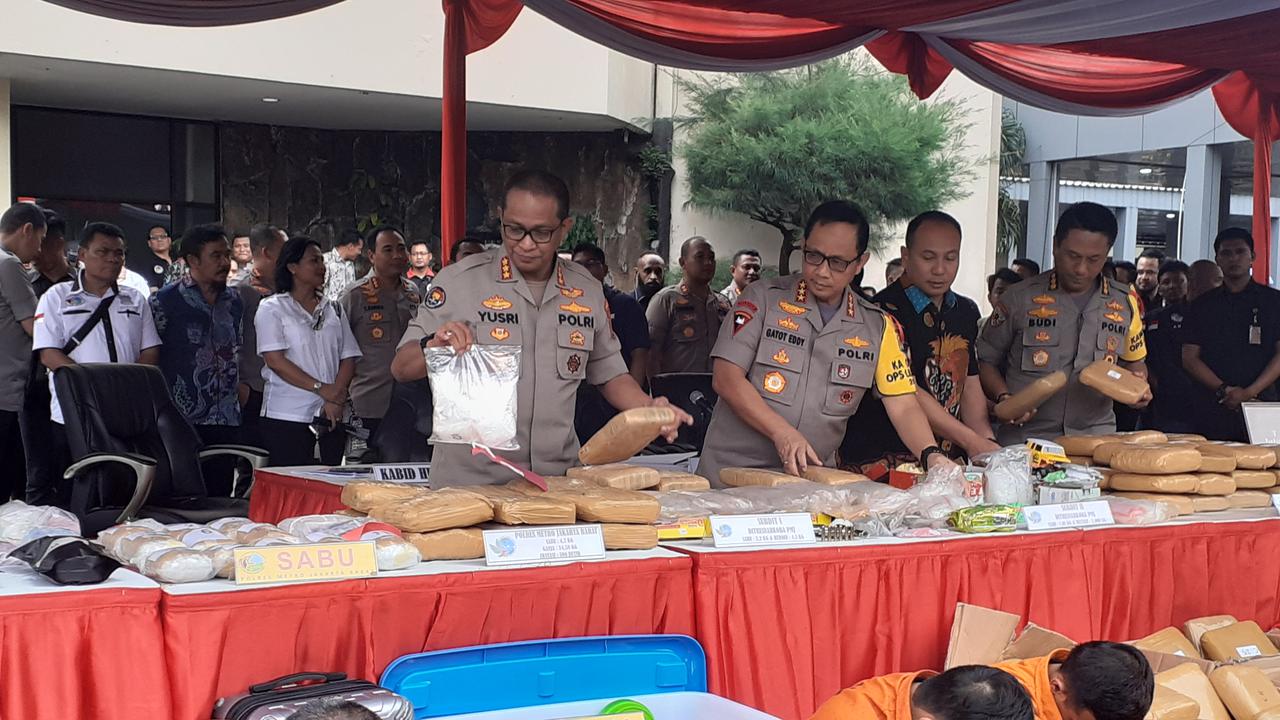 Kapolda Metro Jaya Irjen Gatot Eddy Pramono mengungkap hasil tangkapan narkotika dan obat-obatan terlarang dari Polda Metro Jaya maupun polres-polres yang ada dijajaran Polda Metro Jaya.