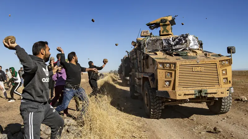 Konvoi, Kendaraan Militer Turki Dilempari Batu Warga Kurdi