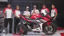 Pebalap Honda, Marc Marquez (ketiga kanan) memberi testimoni saat peluncuran All New Honda CBR150R di Sentul, Jabar, Minggu (14/2/2016). All New Honda CBR150R hadir dengan mesin dan desain baru dibandingkan generasi sebelumnya. (Liputan6.com/Angga Yuniar)