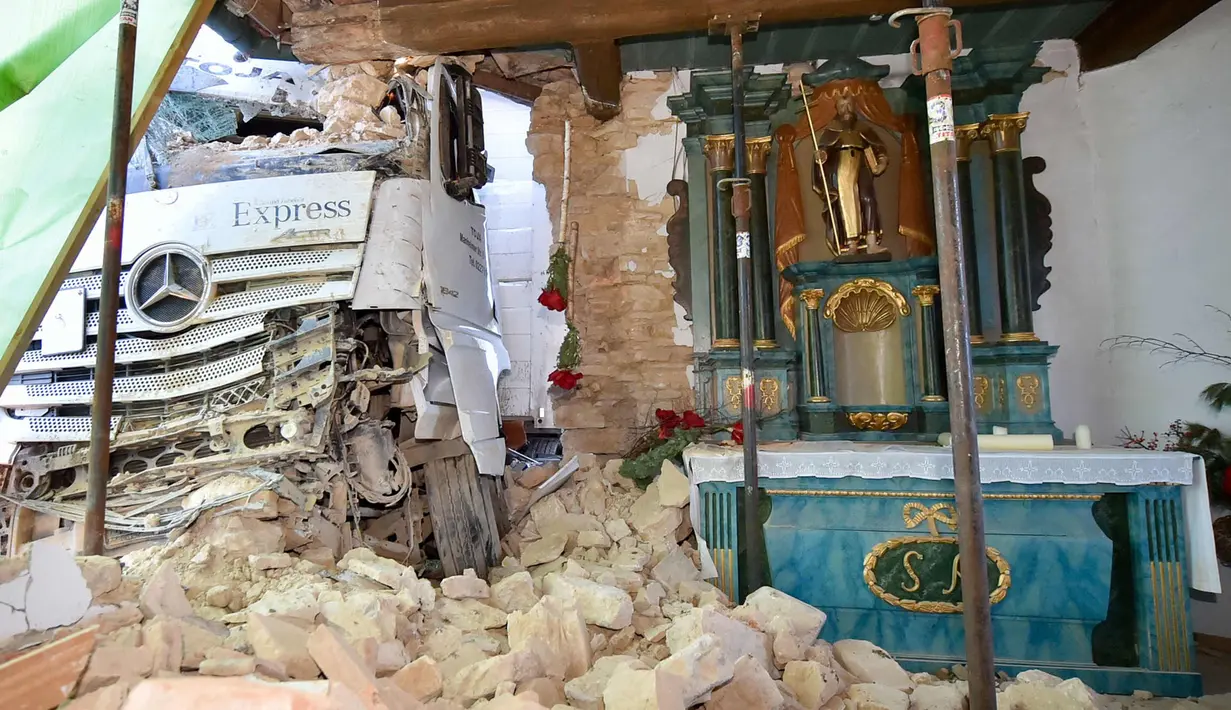 Kondisi bagian dalam kapel Antoniuskapelle Antonius setelah ditabrak truk di Hortsmar, Jerman barat (3/1). Musibah tersebut mengakibatkan kerusakan fatal pada bangunan tempat ibadah bagi umat Kristen. (AFP PHOTO/dpa/Jens Keblat/Germany OUT)